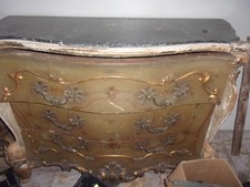 Cassettone bombato primi 900 laccato maniglie artistiche in bronzo veneziano