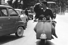 Poster Vespa Coppia Baci