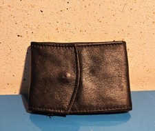 Portamonete piccolo con passante per cintura, dimensioni 9x6 cm.