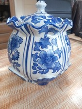 Raro vaso con coperchio,disegno floreale con fiori In rilievo.Bellissimo