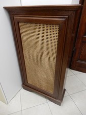 copritermosifone in legno massello e paglia di Vienna. Dim. H 109cm L 64cm P 22c