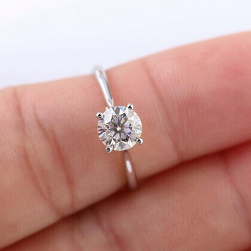 Anello solitario simulato con