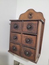 Raro ANTICO MOBILE PORTA SPEZIE SOSPESO ROVERE ETICHETTATO CON 6 CASSETTI DECORATIVO 