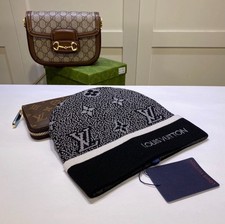 Bonnets LOUIS Vuitton Gris