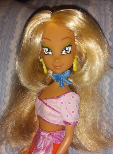 Bambola flora della serie winx - flora,