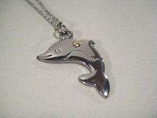 Pendente ciondolo acciaio e oro, Delfino , con catena acciaio.