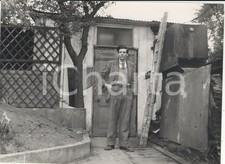 1957 LONDON Marjorie JORDAN found - John BRIDAL standing at garden door *Photo