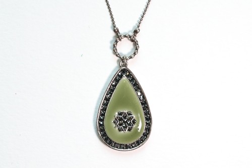 Collana con ciondolo goccia - a,