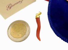 Corno Ciondolo in Corallo Portafortuna Cornetto di oro 18kt 750 da uomo e donna