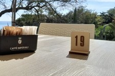 Segnatavolo numerato in legno