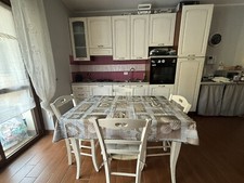 Cucina Legno Massello+tavolo E Sedie+frigorifero+piano Cottura+lavandino