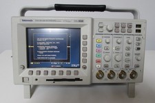 Tektronix TDS3014B OSCILLOSCOPIO; DPO, 100 MHZ, 1,25 GS/SS, 4-CH, con 2 TTP0101