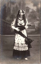 DONNA IN COSTUME POPOLARE