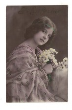 AP1900 - CHILDEREN - ADOLESCENTE EDOARDIANO IN ABITO ROSA E CON ALCUNI FIORI