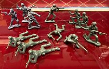 Lotto di 12 soldatini in plastica
