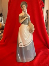 Donna stile Llandro 40 cm/16 pollici in grigio con covone e cofano di grano