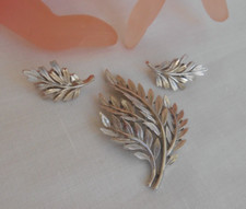 demi parure TRIFARI (c)  ORECCHINI E SPILLA metallo argentato foglie