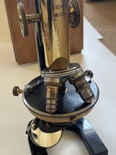 Microscopio binoculare in