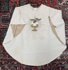 CASULA BIANCA IN SETA CON RICAMO A MANO A SOGGETTO EUCARISTICO