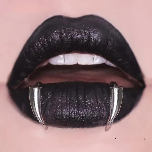 Piercing labbra vampiro finto