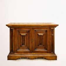 Credenza in legno massello con ante a pannelli scolpiti