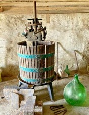 ATTREZZATURE PRODUZIONE VINO TORCHIO IDRAULICO PIGIATRICE 4 TINI 27 DAMIGIANE 