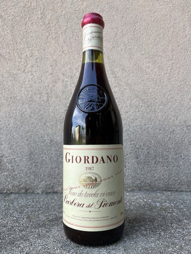 Bottiglia vino rosso - rosso, vivace