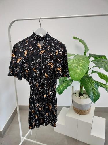 Vestido corto negro con