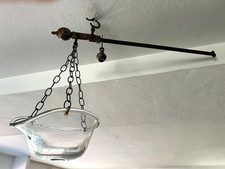 Antica bilancia Stadera con piatto in vetro utilizzata per la pesatura del sale