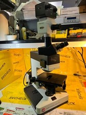 Microscopio triangolare a