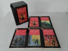 HOWARD - TUTTI I CICLI FANTASTICI 5 libri in cofanetto / Newton Compton Editori