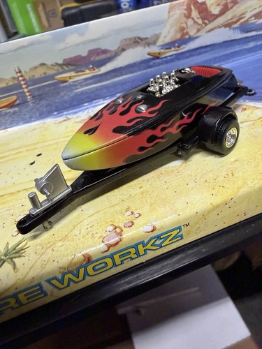 Barca corsa hot wheels - 1:64,