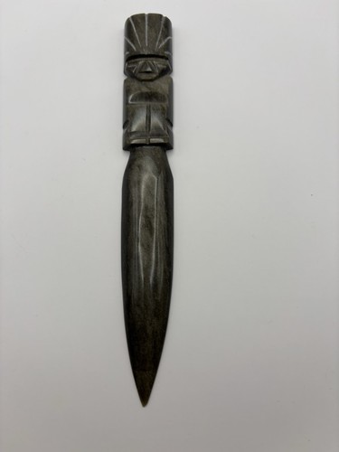 Coltello rituale intagliato