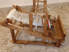 Modello da collezione di un antico telaio tessile. Dimensioni : L37×l24×H27