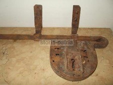 TECNICA_ARTIGIANATO_ANTICO FERRO BATTUTO_DECORATIVA SERRATURA CON CATENACCIO