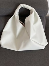 Spaziosa borsa in ecopelle bianca con fodera di cotone interna e bottone