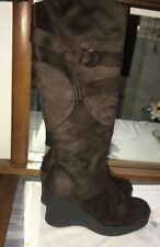 Stivali scamosciati con zeppa Chedivé