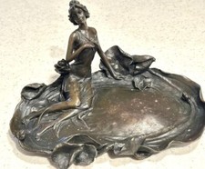 Piatto accessorio con scritta Bronzo Donna con fiori sul bordo dell'acqua