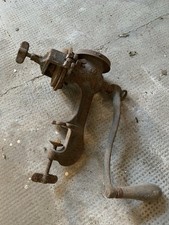 Vecchio / antico trita carne o Tritatutto in metallo a manovella