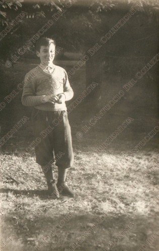 Giovane ragazzo con maglione