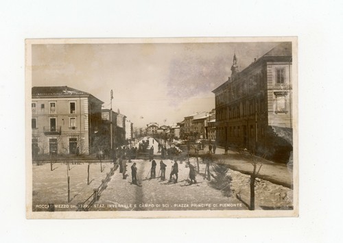 Rocca mezzo piazza - -,