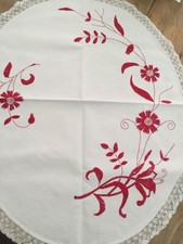 Centro tavolo ovale fatto di ricamo a mano Rosso con bordo in pizzo Vintage 