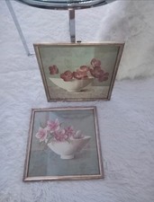 2 quadri con cornice color oro