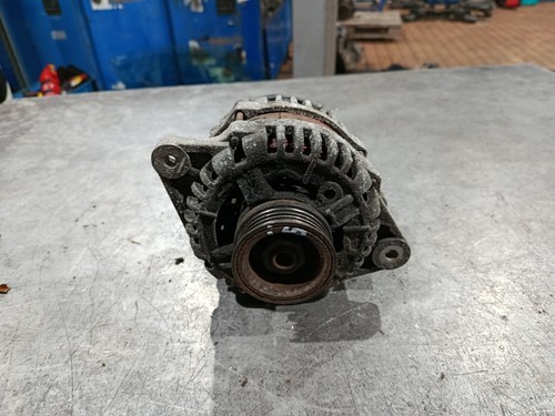 Alternatore generatore trifase