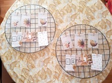 Due grandi bacheche a griglia