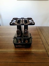 Antica stufa in ferro triste a