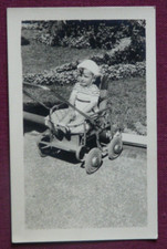 PHOTO POSTCARD - CHILD SITTING