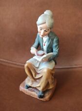 Capodimonte vintage? Vecchia donna in porcellana con lente di ingrandimento