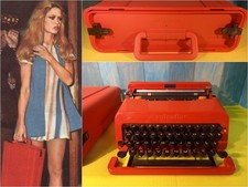 Macchina da scrivere Olivetti Valentine rossa del 1969 con manuale