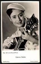 Cartolina attrice Caterina Valente che suona la chitarra ritratta 